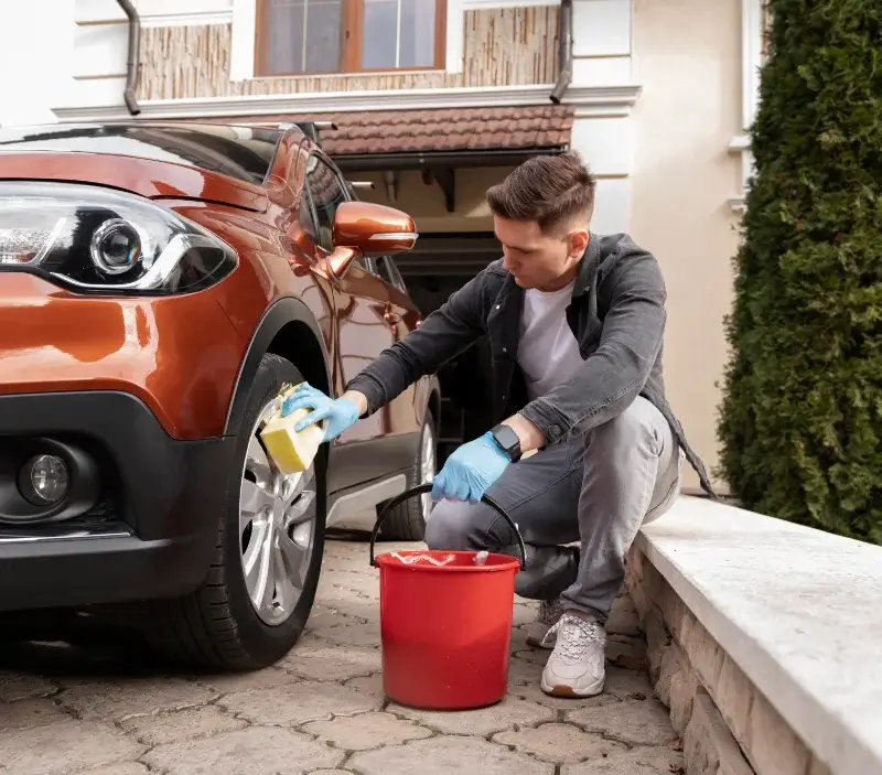 Lavage auto à domicile Auguaise : professionnel intervenant sur un véhicule